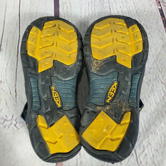 Keen  Size 6 Newport Waterproof Slip on Sandals - Picture 8 of 8